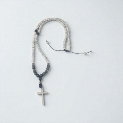 Κολιέ με σταυρό από ατσάλι με πέτρες χαολίτη λευκές