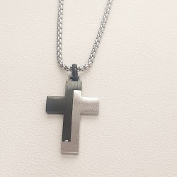 Κολιέ ανδρικό σταυρός με τον εσταυρωμένο από ατσάλι 316L σε ασημένιο χρώμα με μαύρες λεπτομέρειες 