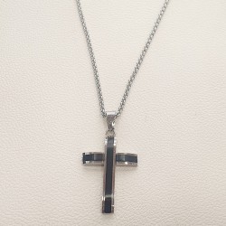Κολιέ ανδρικό σταυρός με τον εσταυρωμένο από ατσάλι 316L σε ασημένιο χρώμα με μαύρες λεπτομέρειες