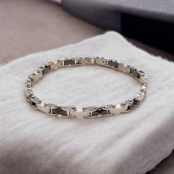 Βραχιόλι χειροπέδα από ατσάλι 316L σε χρώμα ασημένιο και μαύρο διπλής όψης