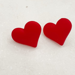 Γυναικεία Σκουλαρίκια καρδιές κόκκινες ματ με ατσάλινο καρφάκι 