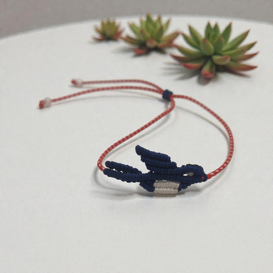 Χειροποίητο Μαρτάκι Μακραμέ με μπλε χελιδόνι