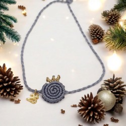 Diaxeirinis Βραχιόλι γούρι ρόδι σε χρώμα γκρι με πλέξη μακραμέ & γουράκι  "25"