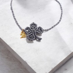 Diaxeirinis Βραχιόλι γούρι τριφύλλι σε χρώμα γκρι με πλέξη μακραμέ & γουράκι  "25"