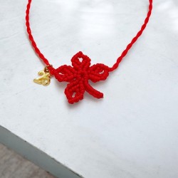 Diaxeirinis Βραχιόλι γούρι τριφύλλι σε χρώμα κόκκινο με πλέξη μακραμέ & γουράκι  "25"