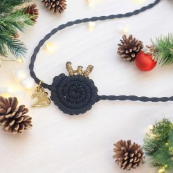 Diaxeirinis Βραχιόλι γούρι ρόδι σε χρώμα μαύρο με πλέξη μακραμέ & γουράκι  "25"