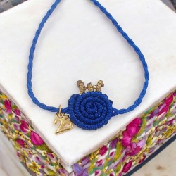 Diaxeirinis Βραχιόλι γούρι ρόδι σε χρώμα μπλε ηλεκτρικ με πλέξη μακραμέ & γουράκι  "25"