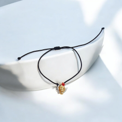 Diaxeirinis Βραχιόλι γούρι 2025 ρόδι με κόκκινο κρυσταλλάκι και κορδόνι σε μαύρο χρώμα και αυξομείωση στο κούμπωμα 