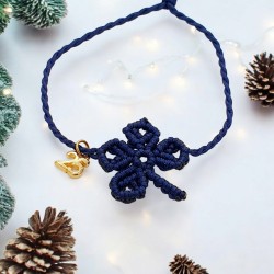 Diaxeirinis Βραχιόλι γούρι τριφύλλι σε χρώμα μπλε με πλέξη μακραμέ & γουράκι  "25"