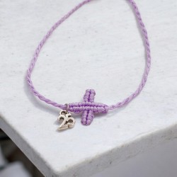 Diaxeirinis Βραχιόλι γούρι σταυρός σε χρώμα μωβ με πλέξη μακραμέ & γουράκι  "25"