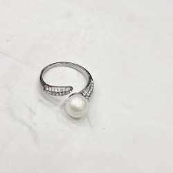 Δαχτυλίδι "pearl" από ανοξείδωτο ατσάλι με ζιργκόν λευκά σε ασημένιο χρώμα 