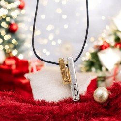 Diaxeirinis Κολιέ γουρι 2025 με μίνιμαλ δίχρωμο μεταλλικό στοιχείο και κορδόνι μακρύ με αυξομείωση