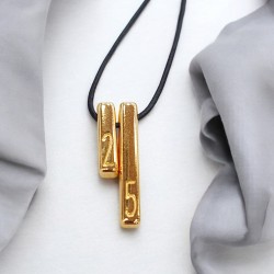 Diaxeirinis Κολιέ γουρι 2025 με μίνιμαλ μεταλλικό στοιχείο σε χρυσό χρώμα και κορδόνι μακρύ με αυξομείωση