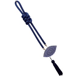 Διακοσμητικό Γούρι Κρεμαστό με σχέδιο Ματάκι και Μπλε Φούντα