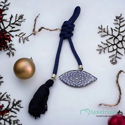 Διακοσμητικό Γούρι Κρεμαστό με σχέδιο Ματάκι και Φούντα Μπλε