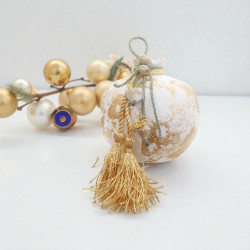 Διακοσμητικό γούρι 2026 ρόδι κεραμικό  λευκό με νότες χρυσού