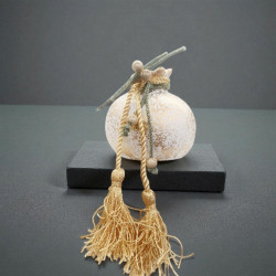 Διακοσμητικό γούρι 2026 ρόδι κεραμικό  λευκό με νότες χρυσού