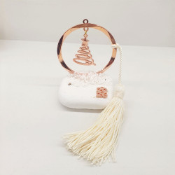 Διακοσμητικό γούρι 2026 δέντρο με πλαίσιο κύκλος ροζ χρυσό σε λευκή πέτρα με μπεζ φούντα 