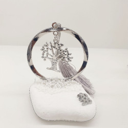 Διακοσμητικό γούρι 2026 δέντρο της ζωής με ευχές στον κορμό με πλαίσιο κύκλος σε χρώμα ασημένιο σε λευκή πέτρα με γκρι φούντα 