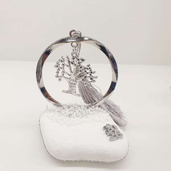 Διακοσμητικό γούρι 2026 δέντρο της ζωής με ευχές στον κορμό με πλαίσιο κύκλος σε χρώμα ασημένιο σε λευκή πέτρα με γκρι φούντα 