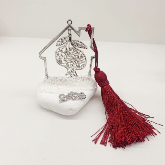 Διακοσμητικό γούρι 2026 ρόδι δαντέλα με πλαίσιο σπιτάκι σε χρώμα ασημένιο σε λευκή πέτρα με μπορντό φούντα 