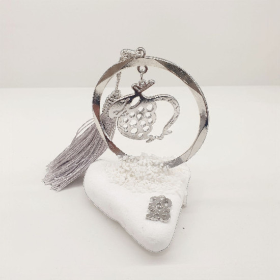 Διακοσμητικό γούρι 2026 ρόδι δαντέλα με πλαίσιο κύκλος χρώμα ασημένιο σε λευκή  πέτρα με γκρι φούντα 