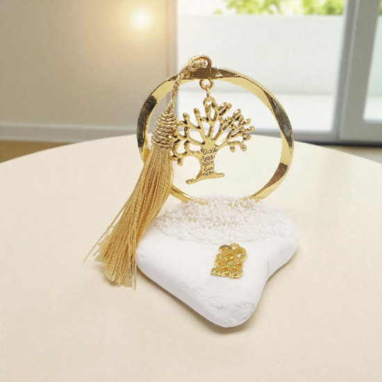 Διακοσμητικό γούρι 2026 δέντρο της ζωής με ευχές στον κορμό με πλαίσιο κύκλος σε χρώμα χρυσό σε λευκή πέτρα με χρυσή φούντα