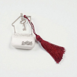 Διακοσμητικό γούρι 2026 κλειδί με πλαίσιο σπίτι σε χρώμα ασημένιο σε λευκή  πέτρα με μπορντό φούντα