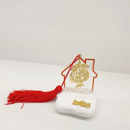 Διακοσμητικό γούρι 2026 ρόδι δαντέλα με πλαίσιο σπιτάκι σε χρώμα χρυσό σε λευκή πέτρα με κόκκινη φούντα 