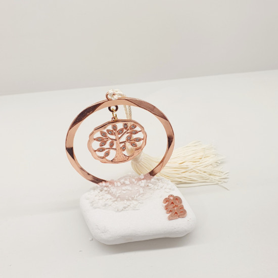 Διακοσμητικό γούρι 2026 δέντρο της ζωής με πλαίσιο κύκλος χρώμα ροζ χρυσό σε λευκή πέτρα με μπεζ φούντα 