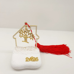 Διακοσμητικό γούρι 2026 δέντρο της ζωής με ευχές με πλαίσιο σπίτι σε χρώμα χρυσό σε λευκή πέτρα με κόκκινη φούντα