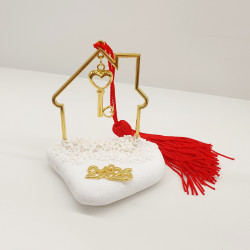 Διακοσμητικό γούρι 2026 κλειδί με πλαίσιο σπίτι σε χρώμα χρυσό σε λευκή  πέτρα με κόκκινη φούντα