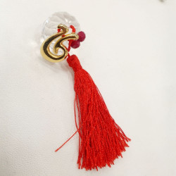 Διακοσμητικό γούρι 2026 από κρύσταλλο διαφανές με λεπτομέρειες κρυσταλλάκια κόκκινα και κόκκινη φούντα