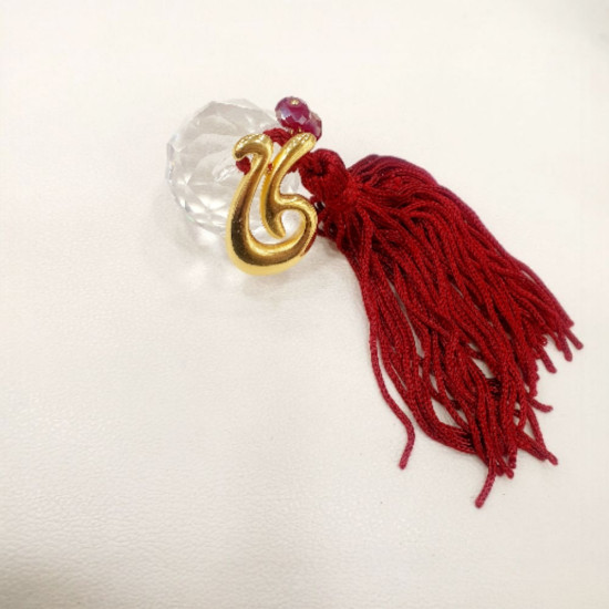 Διακοσμητικό γούρι 2026 από κρύσταλλο διαφανές με λεπτομέρειες κρυσταλλάκια μπορντό και μπορντό φούντα