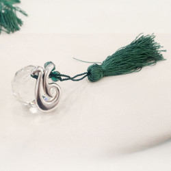 Διακοσμητικό γούρι 2026 από κρύσταλλο διαφανές με λεπτομέρειες κρυσταλλάκια πράσινα και πράσινη φούντα