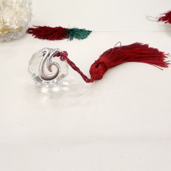 Διακοσμητικό γούρι 2026 από κρύσταλλο διαφανές με λεπτομέρειες κρυσταλλάκια μπορντό και μπορντό φούντα