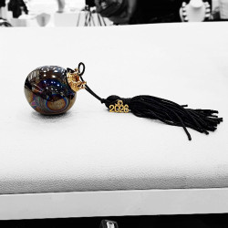 Διακοσμητικό γούρι 2026 ρόδι σε χρώμα γραφίτη με μαύρη φούντα 