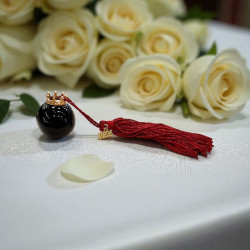 Διακοσμητικό γούρι 2026 ρόδι σε χρώμα μαύρο με μπορντό φούντα 