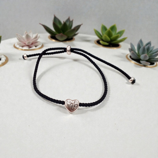 Βραχιόλι γούρι 2026 καρδούλα σε χρώμα ασημένιο με μαύρο κορδόνι με αυξομείωση στο κούμπωμα