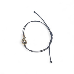 Βραχιόλι γούρι 2026 με σε χρώμα  χρυσό με μαύρο σμάλτο με μαύρο κορδόνι με αυξομείωση στο κούμπωμα