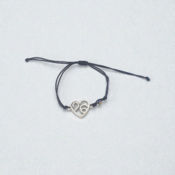 Βραχιόλι γούρι 2026 με καρδούλα σε χρώμα  ασημένιο με μαύρο κορδόνι με αυξομείωση στο κούμπωμα 