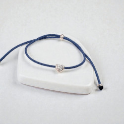 Βραχιόλι γούρι 2026 καρδούλα σε χρώμα ασημένιο με μπλε κορδόνι με αυξομείωση στο κούμπωμα