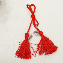 Διακοσμητικό γούρι σβούρα 2026 κρεμαστό με φούντα κόκκινη 