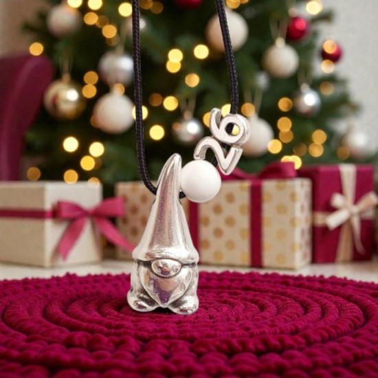 Κολιέ γούρι 2026 νανάκι σε ασημένιο χρώμα με κορδόνι μαύρο και αυξομείωση 