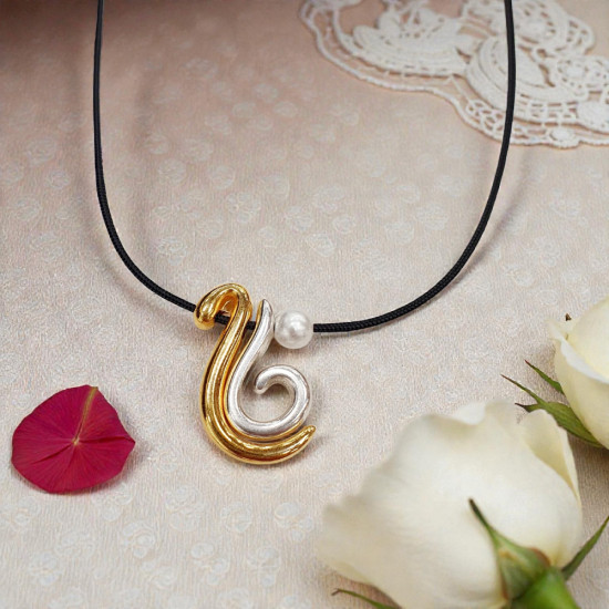 Κολιέ γούρι 2026 με πέρλα δίχρωμο σε κορδόνι  μαύρο  μακρύ με αυξομείωση 