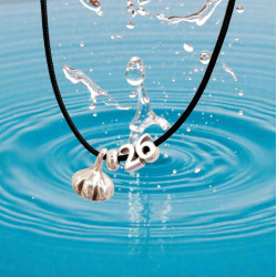 Κολιέ γούρι 2026 με σκόρδο  σε κορδόνι μαύρο μακρύ με αυξομείωση