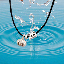 Κολιέ γούρι 2026 με σκόρδο  σε κορδόνι μαύρο μακρύ με αυξομείωση