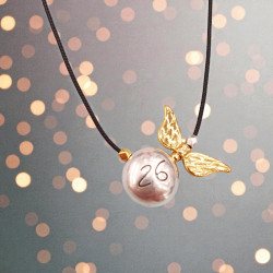 Κολιέ γούρι 2026 άγγελος δίχρωμο σε κορδόνι μαύρο  μακρύ με αυξομείωση