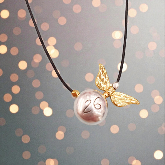 Κολιέ γούρι 2026 άγγελος δίχρωμο σε κορδόνι μαύρο  μακρύ με αυξομείωση