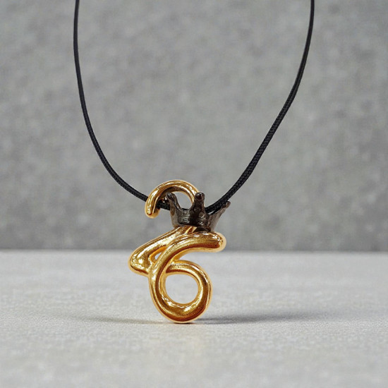 Κολιέ γούρι 2026 με κορώνα δίχρωμο σε κορδόνι  μαύρο  μακρύ με αυξομείωση